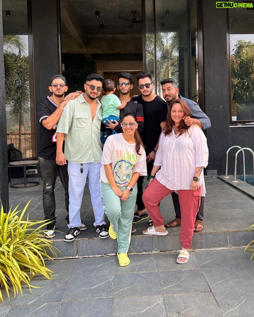 Srishty Rode Instagram - Chasing sunsets, making memories, and savoring the staycation vibes with the best crew ❤️ thank you @stayvista_official #sunsetboulevard #karjat 🌸