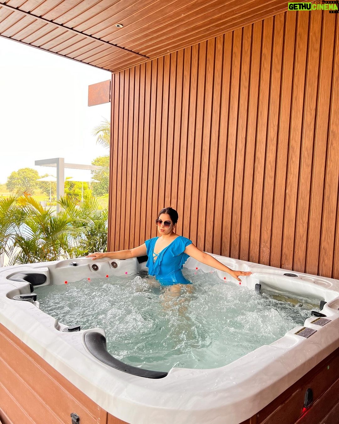 Srishty Rode Instagram - ❤️ A day In my life @sula_vineyards (Beyond )❤️🥂 Nature’s embrace, fine wine, a stunning lake view villa, and unforgettable cuisine – this place had it all. A much-needed getaway, pure relaxation! 🌿🍷🌅