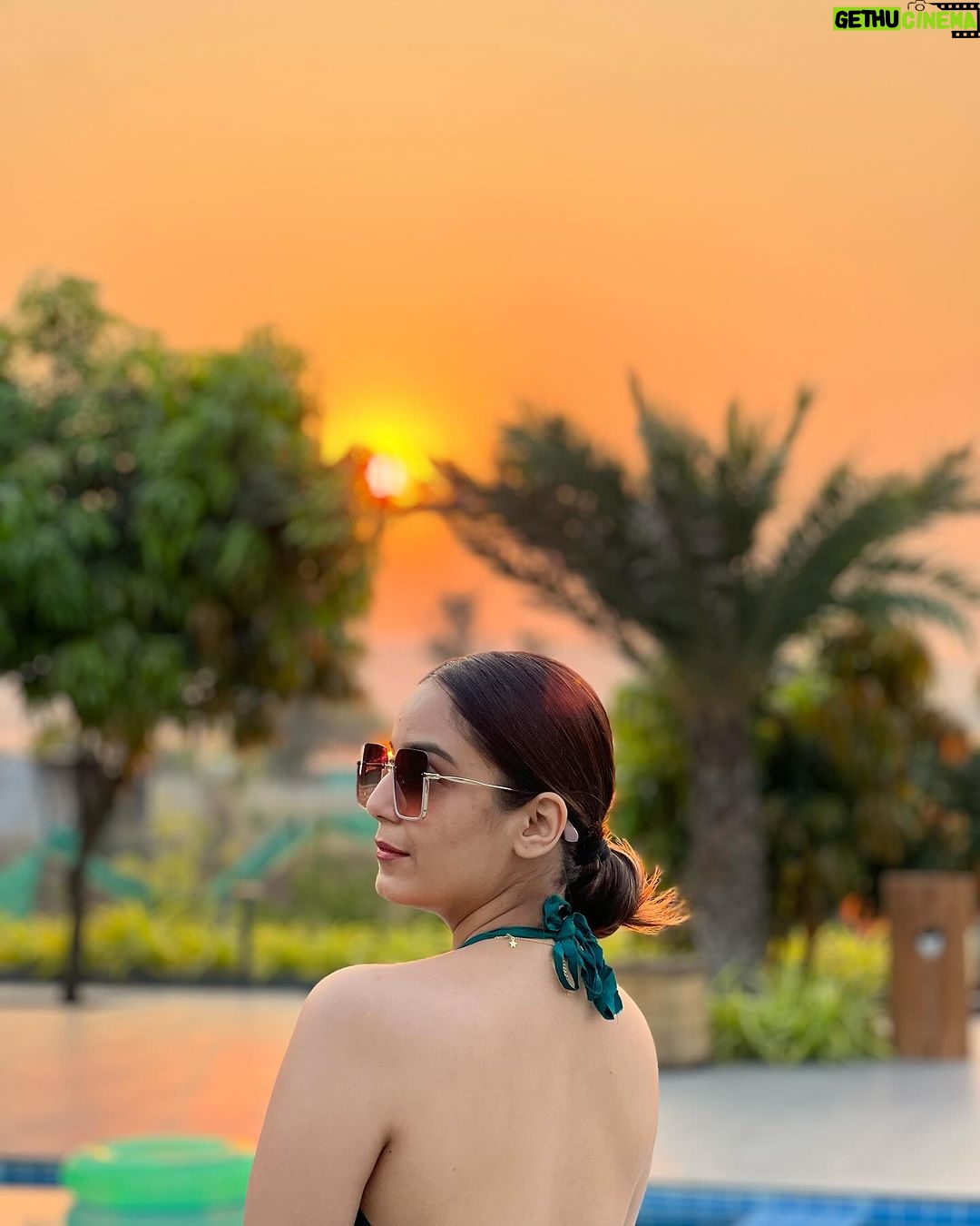 Srishty Rode Instagram - ❤️ A day In my life @sula_vineyards (Beyond )❤️🥂 Nature’s embrace, fine wine, a stunning lake view villa, and unforgettable cuisine – this place had it all. A much-needed getaway, pure relaxation! 🌿🍷🌅