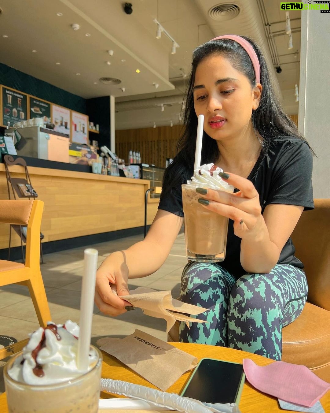 Srushti Dange Instagram - Who doesn’t like the tall glass of coffee with extra whipped in December ✨🌟🧋☃️❄️