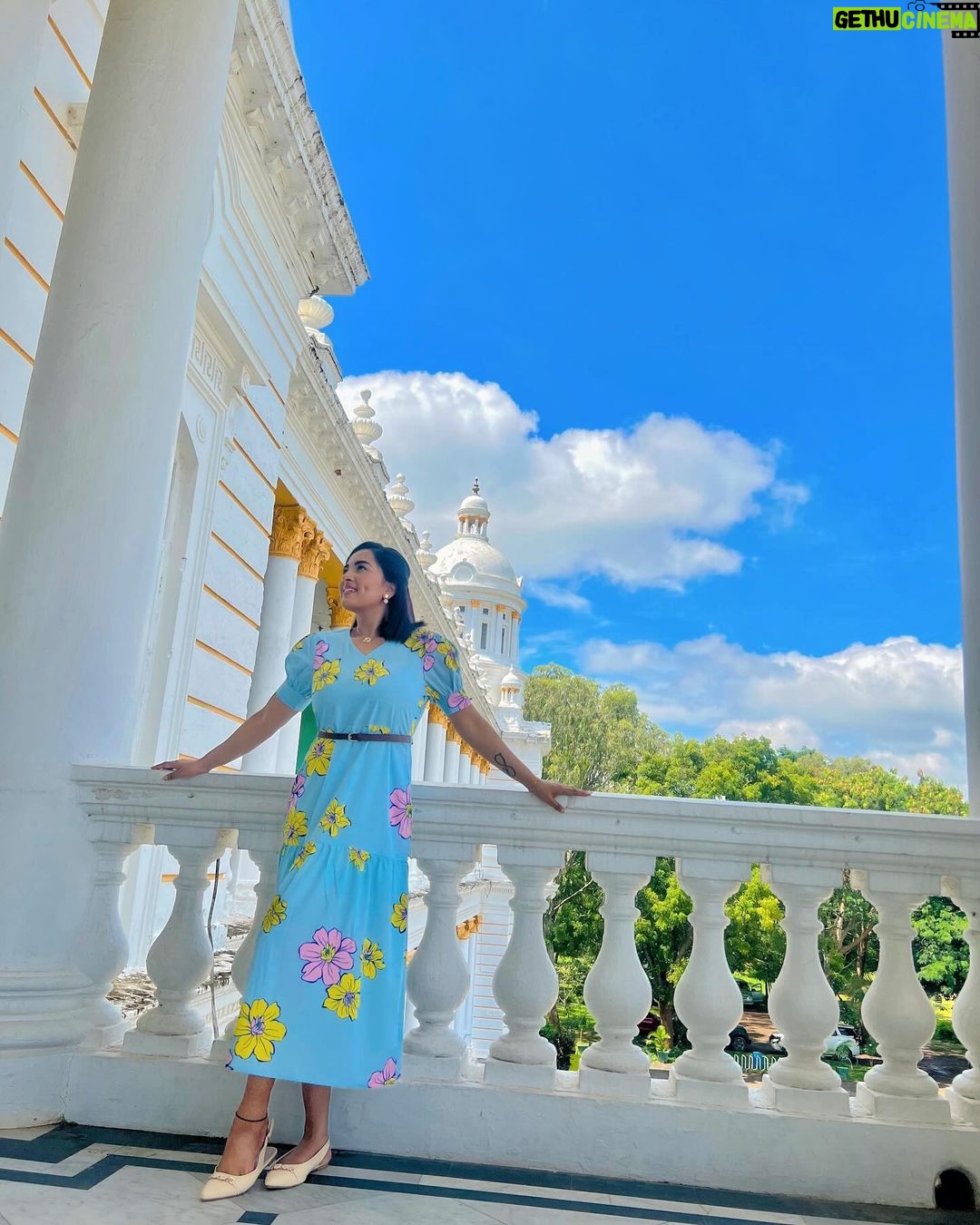 Srushti Dange Instagram - She not only wears her heart on her sleeves ๐ซถ๐ผโฅ๏ธ๐also wears flowers too ๐ผ๐ธ๐โ๏ธ