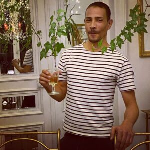 Steevy Boulay Instagram - Bonne soirée 🥂

#urbanjungle #chandelier #naturaldesign #plants #plantslover #boyswithplants #instaboy