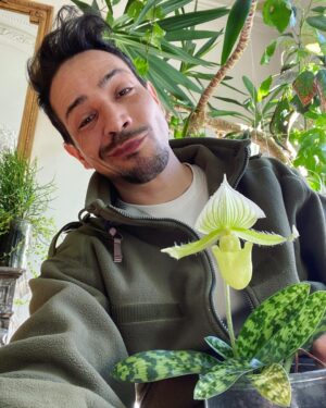 Steevy Boulay Instagram - Salut toi !  #sabotdevenus 

#fleur #orchidee #urbanjungle #plantsinmyspace #boyswithplants #plants