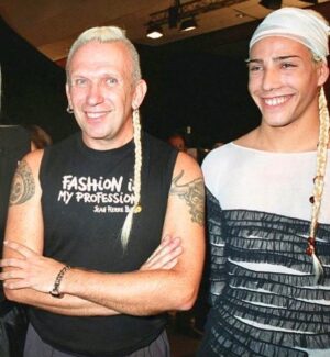 Steevy Boulay Instagram - ♥️ L’un des plus beaux souvenirs de ma vie. Un mec exceptionnel.

#mode #defile #2001 #paris #jeanpaulgaultier @jeanpaulgaultier