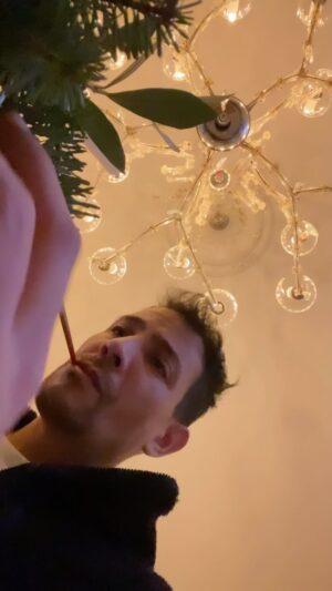 Steevy Boulay Instagram - Activités manuelles ⭐️
Branches de sapin, branches d Olivier, peinture or et un bougeoir.

#faitmaison #decoration #bougeoir #bougie #jardin