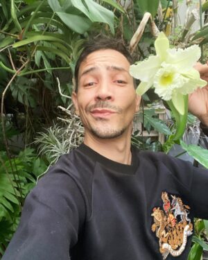 Steevy Boulay Instagram - Selfie avec cette beauté éphémère 🌸

#cattleya #orchidee #boyswithplants #urbanjungle #plantes #jardininterior