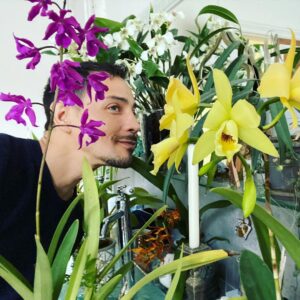 Steevy Boulay Instagram - Les filles et papa ❤️🌸🌺

#orchidées #houseplants #boyswithplants #urbanjungle #indoorplants #plants #orchid