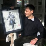 Steevy Boulay Instagram - Peinture réalisée par le peintre Sumi-e Gregory Cortecero. L’artiste s’est inspiré d un monument aux morts d un village de l’Est de la France où le souvenir des combats de la Grande Guerre demeure prégnant. A la place du sabre sur le véritable monument, l artiste a choisi de mettre une branche d’olivier dans la main du fantassin. Préférant le chant de la paix au chant de la victoire. Cette peinture s inscrit dans le devoir de mémoire des 100 ans de l armistice. Gregory Cortecero a choisi d utiliser la couleur bleuet pour réaliser cette peinture selon la technique traditionnelle japonaise. Le bleuet est reconnu comme la fleur française du souvenir, celle qui poussait dans la boue des tranchées, seule note colorée dans un paysage dévasté avec le coquelicot. Magnifique cadeau. Merci ! @sumie_zen @bleuetdefrance