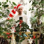 Steevy Boulay Instagram - Bonnes Fêtes 🌲⭐️ #Noel #cheminée #christmas #naturaldesign #plants #plantslover #houseplants #daddyplants #boyswithplants #instaboy