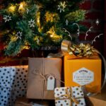 Stefano Faita Instagram - 🎄Le sapin de Noël italien est un arbre qui donne ses fruits tout au long de la période des Fêtes! Biscuits maison ou mini panettones, gageons que les petits cueilleurs seront au rendez-vous cette année! 🎄The Italian Christmas tree is a tree that bears fruit throughout the holiday season! Homemade cookies or mini panettone, we’re sure the little gatherers will be out in force this year! #christmastree #christmasdecorations #panettone #stefanofaita