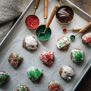 Stefano Faita Instagram - 🧁 Dolce, ou douceur. C’est comme ça qu’on dit dessert en italien. Ça donne envie de succomber, non? Pour couronner votre repas des Fêtes à l’italienne, choisissez votre dolce traditionnel parmi mes 10 meilleures recettes de desserts.

🧁 Dolce, or “sweetness.” That’s how you say dessert in Italian. Makes you want to indulge, right? To crown an Italian holiday meal in style, choose your traditional dolce from my top 10 dessert recipes.

Lien dans la bio | Link in bio 🔗

#stefanofaita #desserts #dolci #italiandessert #dessertsitaliens