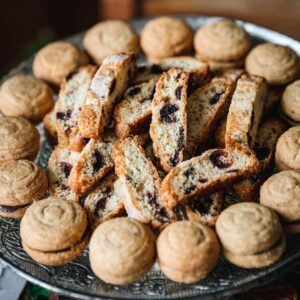Stefano Faita Instagram - 🧁 Dolce, ou douceur. C’est comme ça qu’on dit dessert en italien. Ça donne envie de succomber, non? Pour couronner votre repas des Fêtes à l’italienne, choisissez votre dolce traditionnel parmi mes 10 meilleures recettes de desserts.

🧁 Dolce, or “sweetness.” That’s how you say dessert in Italian. Makes you want to indulge, right? To crown an Italian holiday meal in style, choose your traditional dolce from my top 10 dessert recipes.

Lien dans la bio | Link in bio 🔗

#stefanofaita #desserts #dolci #italiandessert #dessertsitaliens