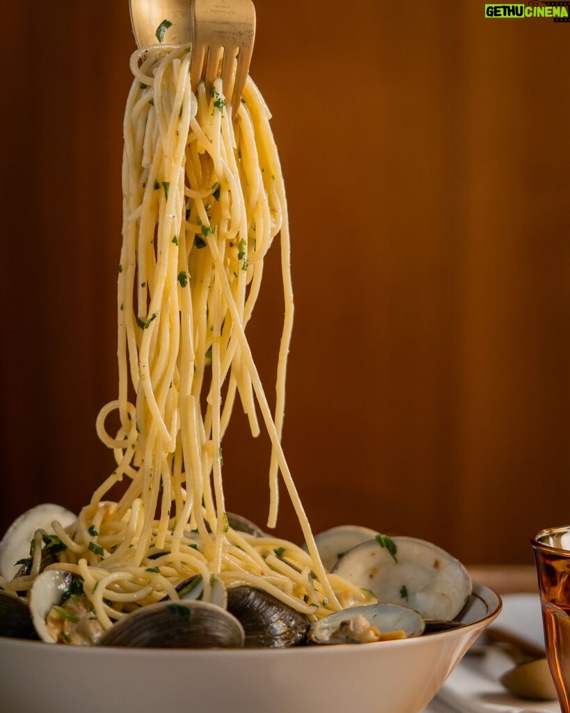 Stefano Faita Instagram - Votre recette signature c’est les spaghetti au beurre?🧈 En cette Journée nationale des spaghetti, faites honneur à la plus aimée de toutes les nouilles en essayant quelque chose d’un peu plus… WOW!🧨 Is your signature recipe spaghetti with butter?🧈 This National Spaghetti Day, honour the most beloved of all noodles by trying something a little more… WOW!🧨 Lien dans la bio / Link in bio 🔗 #stefanofaita #spaghetti #pasta #italianfood #cuisineitalienne #pastalover