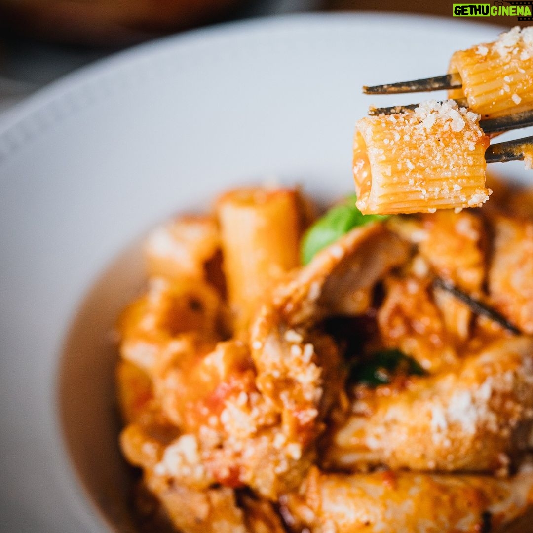 Stefano Faita Instagram - Ça y est, le chauffage est parti! C’est le temps des recettes pleines de chaleur et d’amour❤️🔥, comme mes mezzi rigatoni au ragù de pilons de poulet. Lien vers la recette dans la bio! . That’s it, we officially turned on the heating! Time for comforting recipes full or warmth and love ❤️🔥, like this mezzi rigatoni and chicken ragù. Click the link in our bio for the full recipe! #stefanofaita #pasta #food #italianfood #rigatonipasta #italiancooking
