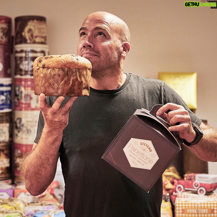 Stefano Faita Instagram - Ma version du panettone traditionnel du nord de l’Italie est arrivé en épicerie. Cette année, attendez pas le 24 décembre pour vous mettre dans l’ambiance des Fêtes! - My version of the traditional panettone from northern Italy is available NOW at your local grocery store. This year, don’t wait until December 24th to get in the holiday spirit! #stefano #stefanofaita #panettone #natale #panettoneartigianale