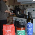 Stefano Faita Instagram - C'est la saison des repas réconfortant et j'ai reçu le kit de survie parfait pour l'automne 🍂 Ma saison préféré, ma passion pour la cuisine simple et délicieuse & mon amour pour les entreprises québécoise qui se rencontre : les produits @sfaita sont fait au Québec (à l'exception des pâtes et des huiles qui sont faites en Italie 🇮🇹) Tu peux d'ailleurs te procurer ses produits dans toutes les épiceries du Québec ; parce que toi aussi du mérites ta dose de réconfort !!