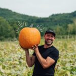 Stefano Faita Instagram - Après la Mamma 😉, la vraie vedette de la cuisine italienne, c’est les produits frais, en saison. Avez-vous fait des réserves de courges cet automne? - After Mamma 😉, the real star of Italian cuisine is fresh seasonal products. Have you stocked up on squash yet? #stefanofaita #stefano #cuisineitalienne #saisonnalité #legumesfrais