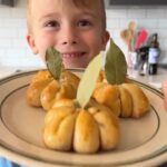 Stefano Faita Instagram – Visite surprise de Dario dans notre cuisine pour cuisiner des pizzas-citrouille 🎃 Merci @aablais pour l’idée! #pizzouille #pizza #stefanofaita #halloweenfood