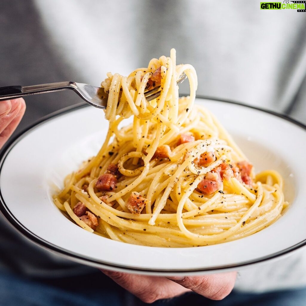 Stefano Faita Instagram - Depuis une semaine qu’on parle de pâtes… ça donne faim! À défaut de partager un repas avec vous, je vous partage ma recette de pâtes préférées, les ❤‍🔥spaghetti carbonara❤‍🔥 C’est quoi la vôtre? Recette 👉 Lien dans la bio - For the past week we’ve been talking about pasta… and I’m definitely getting hungry! Since I can’t share a meal with you all, let me share my favourite pasta recipe, ❤‍🔥spaghetti carbonara❤‍🔥 Which one is yours? Recipe 👉 Link in bio #carbonara #spaghetticarbonara #pastalover #stefanofaita