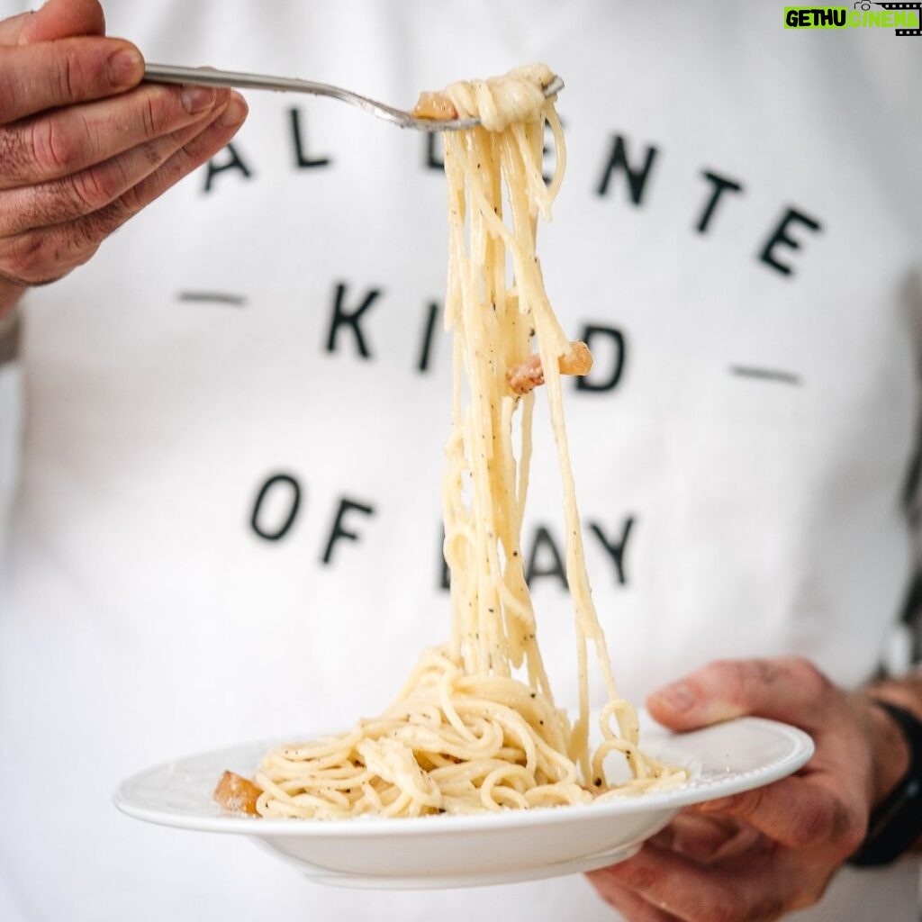Stefano Faita Instagram - Si vous étiez un plat de pâtes, ça serait quoi? If you were a pasta dish, what would you be? #nationalpastaday #pastaday #pasta #pastalovers #stefanofaita #pastalove #pastalavistababy
