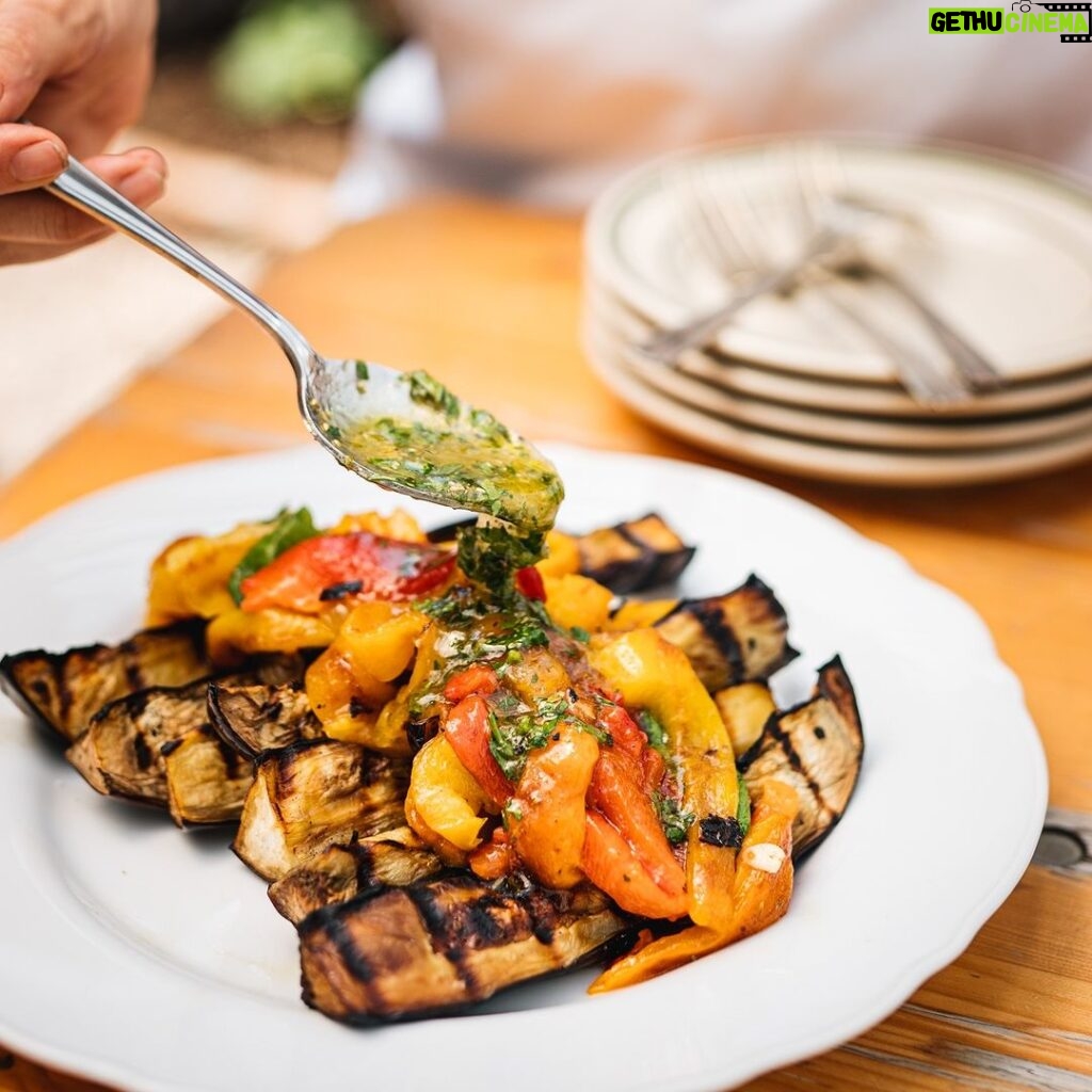 Stefano Faita Instagram - À vos aubergines! 🤩 Pour la recette, cliquez sur le lien dans la bio 🔗 - Eggplants for the win! 🤩 Click the link in our bio for the recipe 🔗