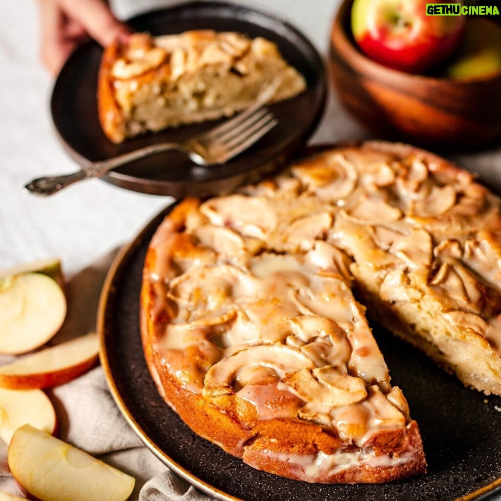 Stefano Faita Instagram - La saison des pommes a ses classiques: compote, tarte, croustade, alouette. J’ai rien contre les classiques, mais pour une recette un brin plus pimpante, voici mon gâteau aux pommes et la ricotta, moelleux à souhait! 🍎 #stefano #sfaita #stefanofaita #saisondespommes #gâteauauxpommes #gateauauxpommes