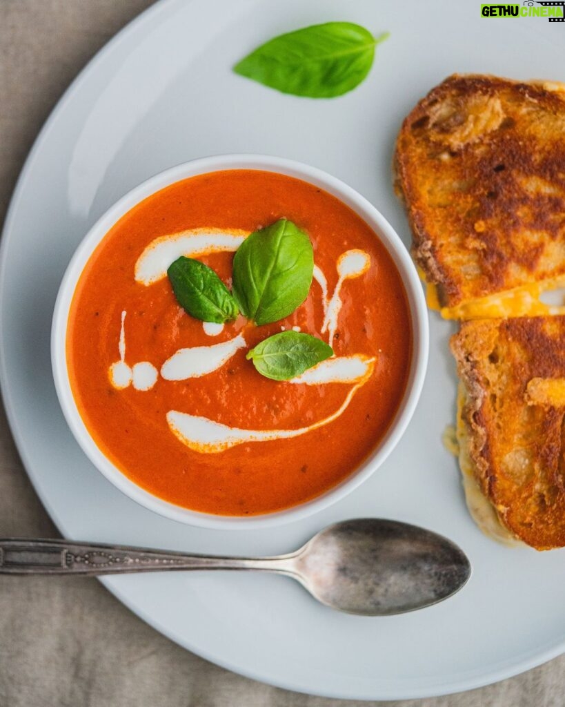 Stefano Faita Instagram - Grilled cheese et crème de tomates. Ça vous rappelle des souvenirs? . Grilled cheese & creamy tomato soup. Brings back memories, right?!