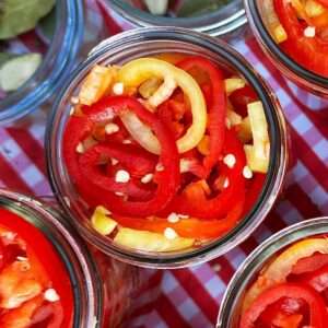 Stefano Faita Instagram - Vous me l’avez demandée, la voici 👉 la fameuse recette de piments marinés de mon ami Jo! On la fait chaque année pour remplir notre cantina et en avoir sous la main quand on en a besoin. Pensez oeufs, pizza, sandwichs, poisson… C’est tellement bon!

Cliquez sur le lien dans la bio pour la recette 🔗

-

Sharing my good friend Jo’s pickled hot pepper recipe with you! We make them every year to fill up our cantina so we have some on hand to put on fish, eggs, pizza, in sandwiches etc… Ever made your own preserves?

Click on the link in bio for the recipe 🔗