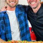 Stefano Faita Instagram – ZUCCHINIS GÉANTS FARCIS🥒 au poulet chasseur🏹
STEFANO FAITA X FITCOOK 👨🏼‍🍳

Une rencontre de bons vieux chum pour une recette qui l’explose complètement, mettant de l’avant la marque Stefano @sfaita et la marque @fitcookfoodz 🫱🏻‍🫲🏼

Un gars sympathique, super authentique, qui ne se prend pas au sérieux, pour lequel j’ai encore plus de respect qu’avant. Merci 1000 fois à la vedette de la télé, auteur, restaurateur québécois, propriétaire d’une compagnie de +60 produits partout à travers le Canada et l’un de mes idoles d’enfance d’être venu cuisiner et chiller chez nous pour une expérience inoubliable🔥🔥🔥

Pour la recette complète du poulet chasseur, RDV sur le site web de Stefano! Nous avons choisi d’en faire une farce pour les zucchinis géants qu’on a trouvés au marché😉

Bucket list check✅ Bon appétit😁 
#lefitcook #fitcook #easyrecipe #fitnessrecipe #recettefacile #recettesante #montrealfoodie #france #français Montreal, Quebec