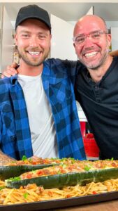 Stefano Faita Instagram - ZUCCHINIS GÉANTS FARCIS🥒 au poulet chasseur🏹 STEFANO FAITA X FITCOOK 👨🏼‍🍳 Une rencontre de bons vieux chum pour une recette qui l'explose complètement, mettant de l'avant la marque Stefano @sfaita et la marque @fitcookfoodz 🫱🏻‍🫲🏼 Un gars sympathique, super authentique, qui ne se prend pas au sérieux, pour lequel j'ai encore plus de respect qu'avant. Merci 1000 fois à la vedette de la télé, auteur, restaurateur québécois, propriétaire d'une compagnie de +60 produits partout à travers le Canada et l'un de mes idoles d'enfance d'être venu cuisiner et chiller chez nous pour une expérience inoubliable🔥🔥🔥 Pour la recette complète du poulet chasseur, RDV sur le site web de Stefano! Nous avons choisi d'en faire une farce pour les zucchinis géants qu'on a trouvés au marché😉 Bucket list check✅ Bon appétit😁 #lefitcook #fitcook #easyrecipe #fitnessrecipe #recettefacile #recettesante #montrealfoodie #france #français Montreal, Quebec