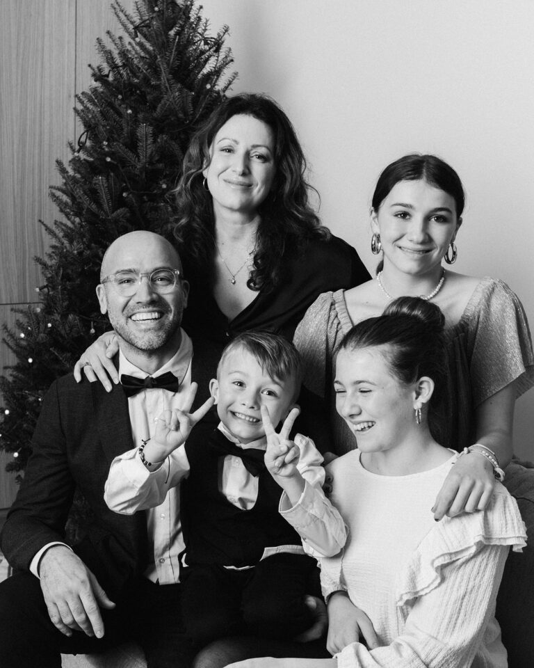 Stefano Faita Instagram - Notre traditionnelle photo de Noël! De ma famille à la vôtre: joyeuses fêtes 🎄 Our traditional family portrait! From my family to yours, happy holidays 🎄