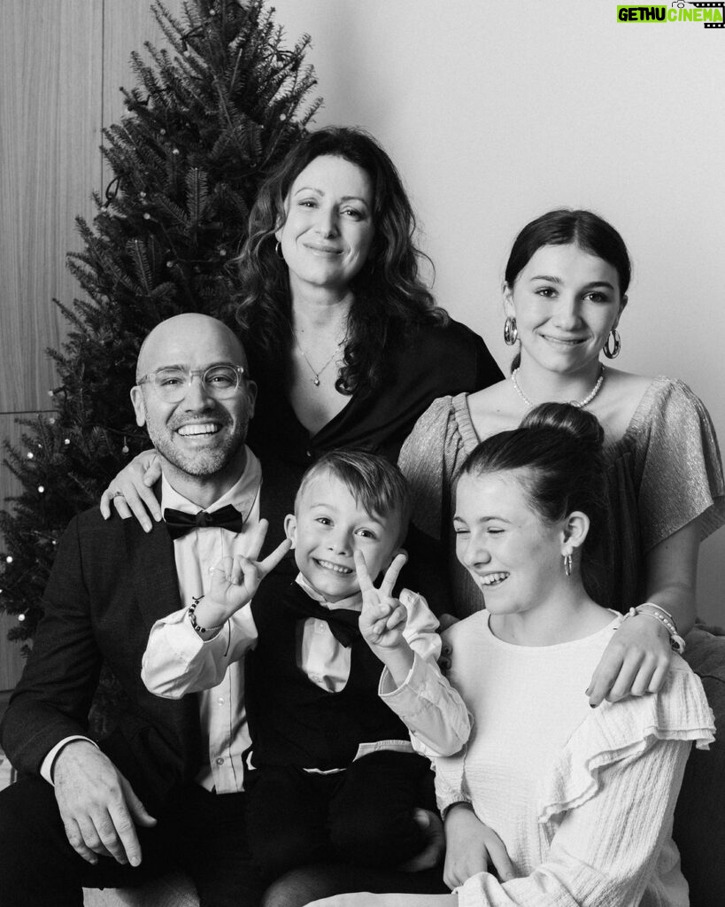 Stefano Faita Instagram - Notre traditionnelle photo de Noël! De ma famille à la vôtre: joyeuses fêtes 🎄 Our traditional family portrait! From my family to yours, happy holidays 🎄