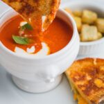 Stefano Faita Instagram – Grilled cheese et crème de tomates. Ça vous rappelle des souvenirs?

.

Grilled cheese & creamy tomato soup. Brings back memories, right?!