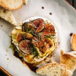 Stefano Faita Instagram - ✨Vous recevez en grand? Ça prend des petites bouchées! Que ce soit pour l’apéro ou en formule cocktail dînatoire, les canapés, amuse-bouche et autres finger food font la différence entre un simple repas et un party des Fêtes. De la bombette pugliesi aux canapés pizza au saumon fumé, on fait le tour de nos 10 meilleures bouchées dans notre blogue 💫 Lien dans la bio ✨Having a big party? You’ll need bite-sized appetizers! Whether for an aperitif or a cocktail buffet, canapés, amuse-bouches, and other finger foods make the difference between a simple meal and a full-on holiday party. From bombette pugliesi to smoked salmon pizza canapés, we review the 10 best bites on our blog💫 Link in bio #stefanofaita #cocktaildinatoire #bouchées #apero