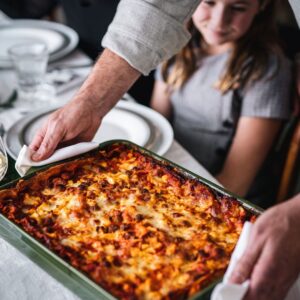 Stefano Faita Instagram - Un Noël sans la lasagne aux mini boulettes de ma mère @faitaelena, c’est juste pas Noël. Et vous, quelle recette vous rassemble pendant les Fêtes et vous fait rêver le reste de l’année?

It wouldn't be Christmas without my mom's famous mini meatball lasagna! What’s THE recipe in your family that just makes Christmas well… Christmas?

#stefanofaita #italiantraditions #christmas #lasagna #italianfood
