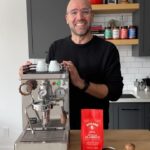 Stefano Faita Instagram - ✨CONCOURS Stefano sous le🎄✨ Courez la chance de gagner l’ensemble «j’aime le café», incluant une machine à espresso Bellucci Artista en inox, séance de formation Espresso 101 à l’Institut national du barista, 2 tasses à café et un sac d’Espresso classico Stefano, d’une valeur de 2800$! Lien dans la bio pour participer 🔗