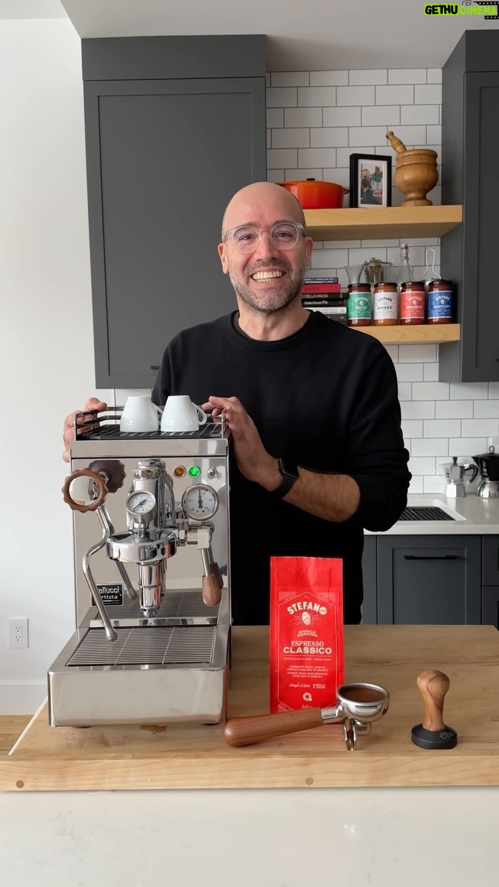 Stefano Faita Instagram - ✨CONCOURS Stefano sous le🎄✨ Courez la chance de gagner l’ensemble «j’aime le café», incluant une machine à espresso Bellucci Artista en inox, séance de formation Espresso 101 à l’Institut national du barista, 2 tasses à café et un sac d’Espresso classico Stefano, d’une valeur de 2800$! Lien dans la bio pour participer 🔗