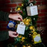 Stefano Faita Instagram - 🎄Le sapin de Noël italien est un arbre qui donne ses fruits tout au long de la période des Fêtes! Biscuits maison ou mini panettones, gageons que les petits cueilleurs seront au rendez-vous cette année! 🎄The Italian Christmas tree is a tree that bears fruit throughout the holiday season! Homemade cookies or mini panettone, we’re sure the little gatherers will be out in force this year! #christmastree #christmasdecorations #panettone #stefanofaita