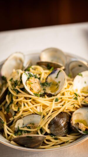 Stefano Faita Instagram - Spaghetti alle vongole 🤌🍝

Ingrédients
• 1½ lb de palourdes fraîches
• 1 paquet (454 g) de spaghetti Stefano
• 60 ml (4 c. à table) d’huile d'olive extra vierge Stefano, divisée
• 3 à 4 grosses gousses d’ail, émincées
• 10 ml (2 c. à thé) de flocons de piment chili
• ⅓ tasse (80 ml) de vin blanc sec
• 45 ml (3 c. à table) de beurre non salé
• Poignée de persil frais, haché
• Sel et poivre fraîchement moulu, au goût

Préparation
1. Placer les palourdes dans un grand bol d’eau froide et les laisser tremper 15 à 20 minutes pour déloger toutes traces de sable et d’impuretés. Rincer abondamment et réserver.

2. Porter une grande casserole d’eau salée à ébullition. Cuire les pâtes très al dente, environ 6 minutes. La cuisson se terminera dans la poêle. Réserver un peu d’eau de cuisson (au moins ¼ tasse) avant d’égoutter les pâtes.

3. Pendant ce temps, chauffer 3 c. à soupe (45 ml) de l’huile d’olive à feu moyen dans une grande poêle. Quand l’huile est chaude, ajouter l’ail et cuire jusqu’à ce qu’il soit tout juste doré, 1 à 2 minutes. Ajouter les flocons de piment chili et poursuivre la cuisson 15 à 30 secondes de plus.

4. Ajouter le vin blanc et faire mijoter.

5. Ajouter les palourdes nettoyées à la même poêle. Couvrir et cuire jusqu’à ce que les coquilles commencent à s’ouvrir (environ 3 à 6 minutes, dépendamment de la taille des palourdes).

6. À l’aide de pinces, retirer les palourdes ouvertes de la poêle. Réserver dans un bol séparé.

7. Verser environ ¼ tasse (60 ml) de l’eau de cuisson des pâtes dans la poêle et porter à ébullition. Ajouter les pâtes égouttées et cuire 1 minute en remuant constamment, jusqu’à ce que les pâtes soient al dente et qu’elles aient absorbé une partie du liquide contenu dans la poêle.

8. Remettre les palourdes cuites réservées et tout leur jus dans la poêle. Ajouter le persil et remuer soigneusement. Transférer dans une grande assiette de service ou dans des bols individuels.

9. Verser le reste de l’huile d’olive en filet et servir immédiatement.

Buon appetito!