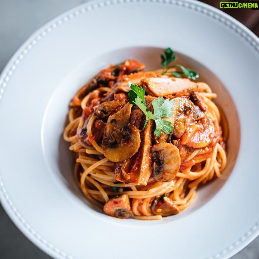 Stefano Faita Instagram - Les spaghetti alla carrettiera sont la définition même d’un repas sur le pouce. 👍 La simplicité a bien meilleur goût, et cette recette en est la preuve! 🤌 Spaghetti alla carrettiera is the very definition of a on the go meal. 👍 Simplicity tastes so much better, and this recipe is proof of that! 🤌 Lien dans la bio 🔗 Link in our bio #spaghetti #stefanofaita #spaghettiallacarrettiera #pasta #pastalover