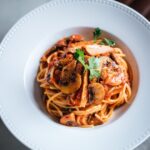 Stefano Faita Instagram - Les spaghetti alla carrettiera sont la définition même d’un repas sur le pouce. 👍 La simplicité a bien meilleur goût, et cette recette en est la preuve! 🤌 Spaghetti alla carrettiera is the very definition of a on the go meal. 👍 Simplicity tastes so much better, and this recipe is proof of that! 🤌 Lien dans la bio 🔗 Link in our bio #spaghetti #stefanofaita #spaghettiallacarrettiera #pasta #pastalover