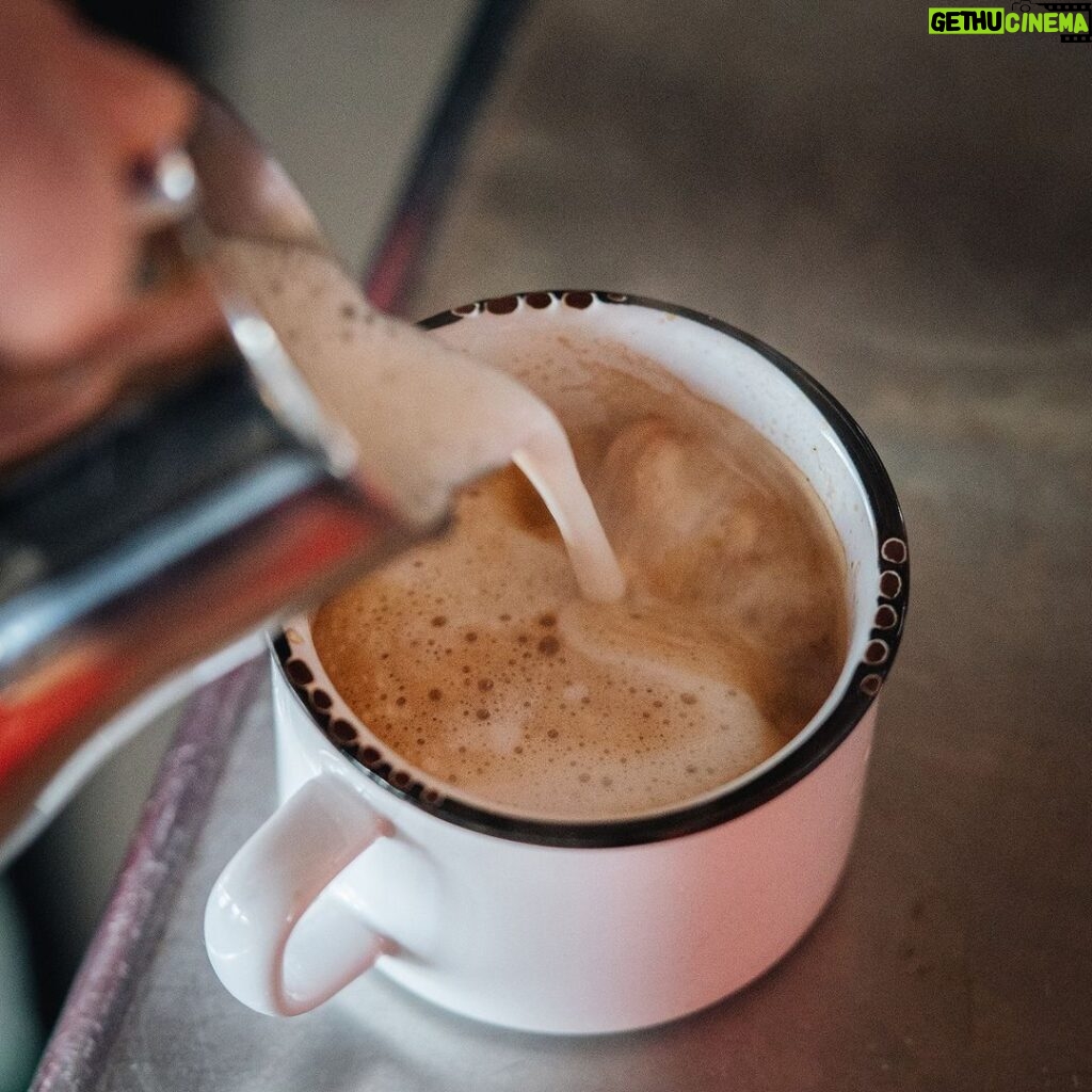 Stefano Faita Instagram - Vous êtes au bar à Bologne et vous voulez un café au lait?☕ Dites caffè latte, autrement vous aurez un grand verre de lait.🥛 So you're at the bar in Bologna and you want a latte?☕ Say caffè latte, otherwise you’ll end up with a big glass of milk.🥛 #latte #coffee #coffeetime #stefanofaita