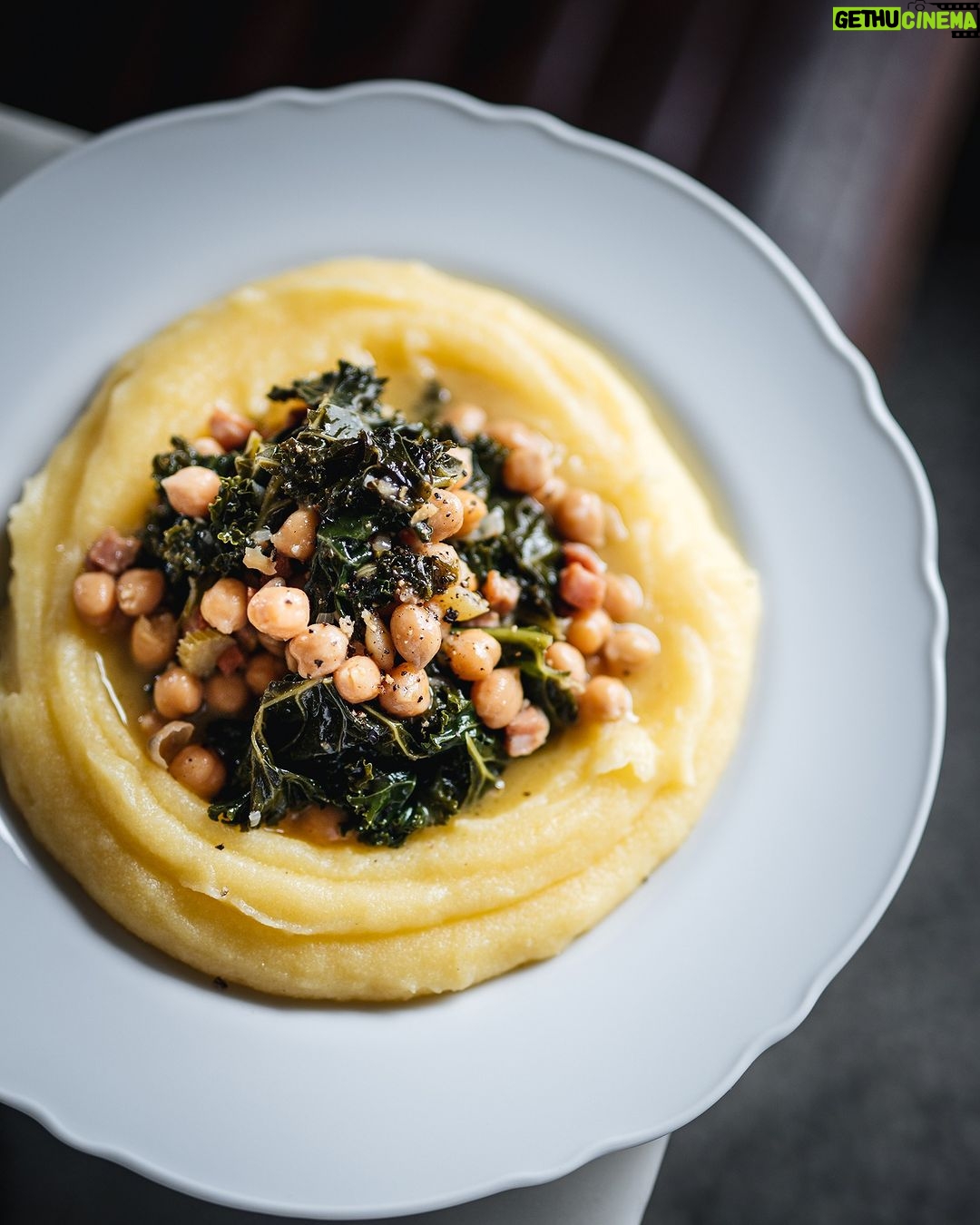 Stefano Faita Instagram - Here’s a new, easy, and hearty meal for your repertoire 👉 Polenta with kale & chickpea ragù 🤌 Give it a try! Nouvelle recette à ajouter à votre répertoire: Ragù de kale et pois chiches sur polenta. Allez, on l’essaie! 👇 Lien dans la bio 🔗 Link in bio #stefanofaita #cuisineitalienne #chickpeas #healthyfood #vegetarian