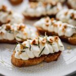 Stefano Faita Instagram - ✨Vous recevez en grand? Ça prend des petites bouchées! Que ce soit pour l’apéro ou en formule cocktail dînatoire, les canapés, amuse-bouche et autres finger food font la différence entre un simple repas et un party des Fêtes. De la bombette pugliesi aux canapés pizza au saumon fumé, on fait le tour de nos 10 meilleures bouchées dans notre blogue 💫 Lien dans la bio ✨Having a big party? You’ll need bite-sized appetizers! Whether for an aperitif or a cocktail buffet, canapés, amuse-bouches, and other finger foods make the difference between a simple meal and a full-on holiday party. From bombette pugliesi to smoked salmon pizza canapés, we review the 10 best bites on our blog💫 Link in bio #stefanofaita #cocktaildinatoire #bouchées #apero