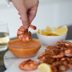 Stefano Faita Instagram - ✨Vous recevez en grand? Ça prend des petites bouchées! Que ce soit pour l’apéro ou en formule cocktail dînatoire, les canapés, amuse-bouche et autres finger food font la différence entre un simple repas et un party des Fêtes. De la bombette pugliesi aux canapés pizza au saumon fumé, on fait le tour de nos 10 meilleures bouchées dans notre blogue 💫 Lien dans la bio ✨Having a big party? You’ll need bite-sized appetizers! Whether for an aperitif or a cocktail buffet, canapés, amuse-bouches, and other finger foods make the difference between a simple meal and a full-on holiday party. From bombette pugliesi to smoked salmon pizza canapés, we review the 10 best bites on our blog💫 Link in bio #stefanofaita #cocktaildinatoire #bouchées #apero
