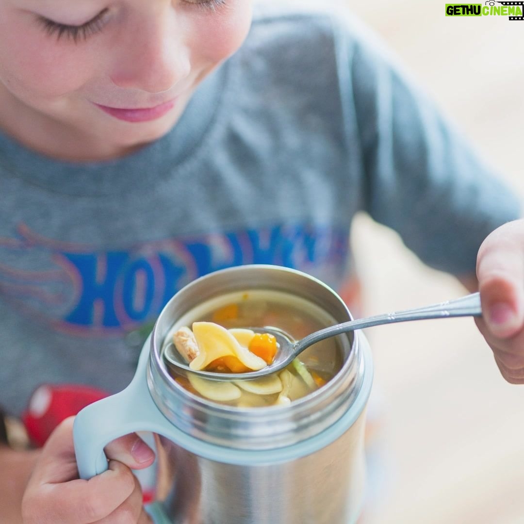 Stefano Faita Instagram - Qui suis-je… Elle dépanne à l’heure du lunch, elle réchauffe le corps et l'âme et elle peut même soigner le rhume… C'est la soupe, bien sûr! Et en format prêt-à-servir, la potion est encore plus magique! Tombez dans la gamme de soupes Stefano, c'est simple et bon! - Who am I? I help out at lunchtime, I warm the body and the soul, and I can even cure the common cold... I’m soup, of course! And in a convenient ready-to-serve format, the potion is even more magical! Time to discover the range of Stefano’s soups inspired by his grandma’s recipes!