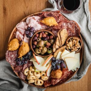 Stefano Faita Instagram - ✨Vous recevez en grand? Ça prend des petites bouchées! Que ce soit pour l’apéro ou en formule cocktail dînatoire, les canapés, amuse-bouche et autres finger food font la différence entre un simple repas et un party des Fêtes. De la bombette pugliesi aux canapés pizza au saumon fumé, on fait le tour de nos 10 meilleures bouchées dans notre blogue 💫

Lien dans la bio

✨Having a big party? You’ll need bite-sized appetizers! Whether for an aperitif or a cocktail buffet, canapés, amuse-bouches, and other finger foods make the difference between a simple meal and a full-on holiday party. From bombette pugliesi to smoked salmon pizza canapés, we review the 10 best bites on our blog💫

Link in bio

#stefanofaita #cocktaildinatoire #bouchées #apero