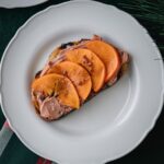 Stefano Faita Instagram - ✨Vous recevez en grand? Ça prend des petites bouchées! Que ce soit pour l’apéro ou en formule cocktail dînatoire, les canapés, amuse-bouche et autres finger food font la différence entre un simple repas et un party des Fêtes. De la bombette pugliesi aux canapés pizza au saumon fumé, on fait le tour de nos 10 meilleures bouchées dans notre blogue 💫 Lien dans la bio ✨Having a big party? You’ll need bite-sized appetizers! Whether for an aperitif or a cocktail buffet, canapés, amuse-bouches, and other finger foods make the difference between a simple meal and a full-on holiday party. From bombette pugliesi to smoked salmon pizza canapés, we review the 10 best bites on our blog💫 Link in bio #stefanofaita #cocktaildinatoire #bouchées #apero