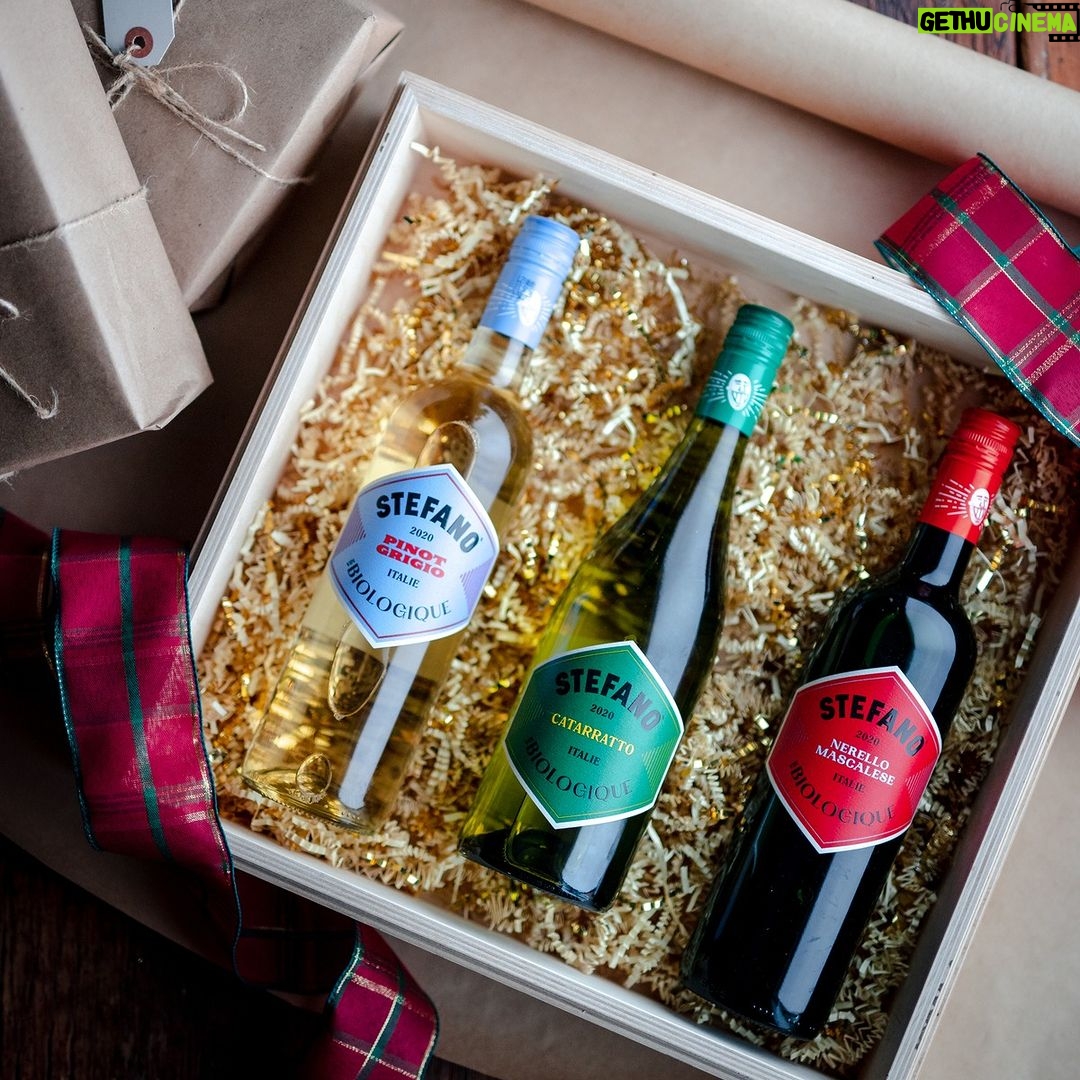 Stefano Faita Instagram - ⏱️ Être à la dernière minute, c’est pas un défaut… Surtout si on se rachète avec un beau cadeau! 🎁 Et même si vous avez attendu à minuit moins une, on a des miracles de Noël pour vous en épicerie. ⏱️ Being down to the wire isn’t a bad thing… Especially if you make up for it with a great gift! 🎁 And even if you’ve waited until the last possible minute, we’ve got Christmas miracles for you in the grocery store. #stefanofaita #lastminutegifts #lastminute #vinstefano #panettone