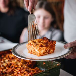 Stefano Faita Instagram - Un Noël sans la lasagne aux mini boulettes de ma mère @faitaelena, c’est juste pas Noël. Et vous, quelle recette vous rassemble pendant les Fêtes et vous fait rêver le reste de l’année?

It wouldn't be Christmas without my mom's famous mini meatball lasagna! What’s THE recipe in your family that just makes Christmas well… Christmas?

#stefanofaita #italiantraditions #christmas #lasagna #italianfood